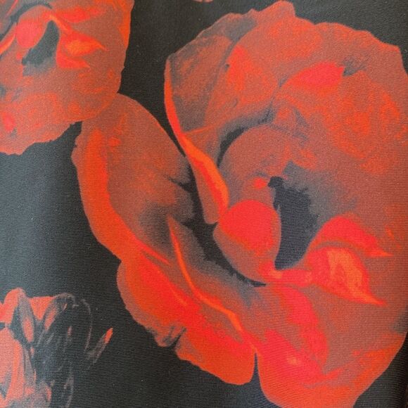 Victoria’s Secret sport leggings Black red floral print. Like new size medium. - Picture 2 of 10